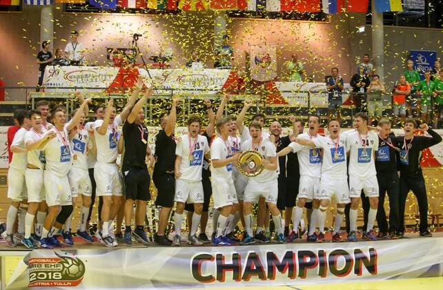Sport Themen der Woche KW33 Sport Bilder des Tages HANDBALL - EURO 2018, AUT vs CZE TULLN,AUSTRIA,19.AUG.18 - HANDBALL - EHF European Championship EM Europameisterschaft U18, international match Länderspiel AUT vs CZE, final. Image shows the rejoicing of AUT. GEPAxpictures xMarioxKneisl