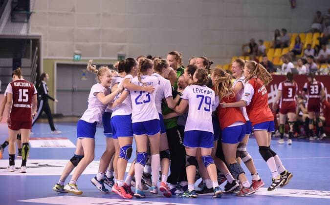 2018.08.19 Kielce Pilka reczna Mlodziezowe Mistrzostwa Swiata w Pilce Recznej Kobiet do lat 18 Final Wegry - Rosja N z radosc Rosja zwyciestwo podium mistrzostwo swiata mistrzynie swiata Foto Lukasz Sobala Press Focus 2018.08.19 Kielce Handball IHF Youth U18 Womens World Final Hungary - Russia radosc Rosja zwyciestwo podium mistrzostwo swiata mistrzynie swiata Credit: Lukasz Sobala Press Focus NEWSPIX.PL --- Newspix.pl  20180819PF_LS559