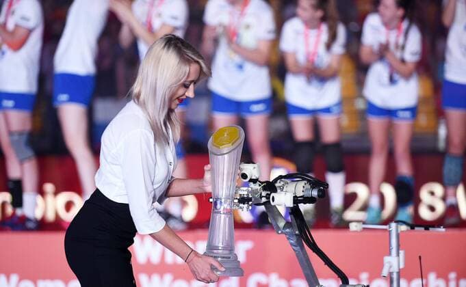 2018.08.19 Kielce Pilka reczna Mlodziezowe Mistrzostwa Swiata w Pilce Recznej Kobiet do lat 18 Final Wegry - Rosja N z Puchar robot Foto Lukasz Sobala Press Focus 2018.08.19 Kielce Handball IHF Youth U18 Womens World Final Hungary - Russia Puchar robot Credit: Lukasz Sobala Press Focus NEWSPIX.PL --- Newspix.pl  20180819PF_LS691