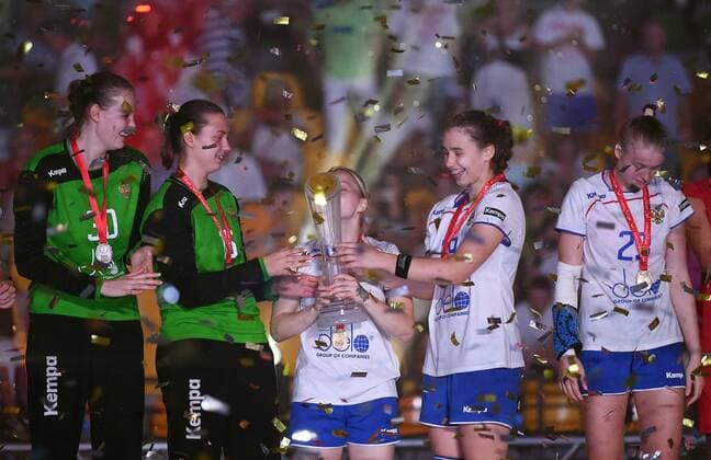 2018.08.19 Kielce Pilka reczna Mlodziezowe Mistrzostwa Swiata w Pilce Recznej Kobiet do lat 18 Final Wegry - Rosja N z Radosc wygrana 1 miejsce mistrzostwo swiata mistrzynie swiata Rosja podium puchar winner Foto Lukasz Sobala Press Focus 2018.08.19 Kielce Handball IHF Youth U18 Womens World Final Hungary - Russia Radosc wygrana 1 miejsce mistrzostwo swiata mistrzynie swiata Rosja podium puchar winner Credit: Lukasz Sobala Press Focus NEWSPIX.PL --- Newspix.pl  20180819PF_LS705
