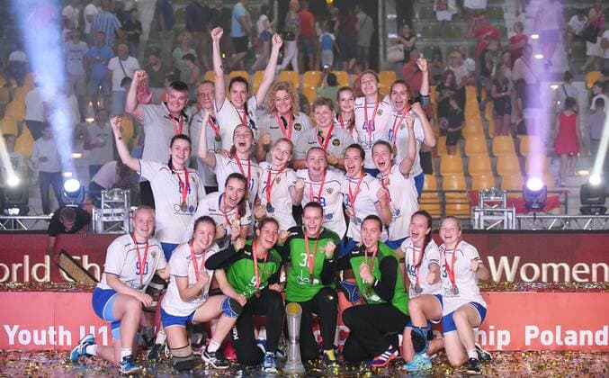 2018.08.19 Kielce Pilka reczna Mlodziezowe Mistrzostwa Swiata w Pilce Recznej Kobiet do lat 18 Final Wegry - Rosja N z Radosc wygrana 1 miejsce mistrzostwo swiata mistrzynie swiata Rosja podium puchar winner Foto Lukasz Sobala Press Focus 2018.08.19 Kielce Handball IHF Youth U18 Womens World Final Hungary - Russia Radosc wygrana 1 miejsce mistrzostwo swiata mistrzynie swiata Rosja podium puchar winner Credit: Lukasz Sobala Press Focus NEWSPIX.PL --- Newspix.pl  20180819PF_LS731