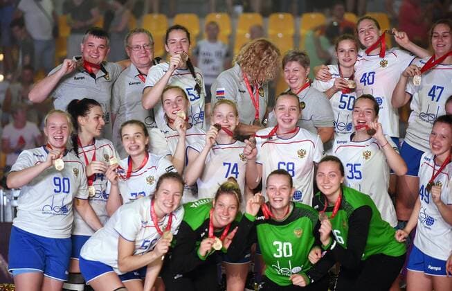 2018.08.19 Kielce Pilka reczna Mlodziezowe Mistrzostwa Swiata w Pilce Recznej Kobiet do lat 18 Final Wegry - Rosja N z Radosc wygrana 1 miejsce mistrzostwo swiata mistrzynie swiata Rosja podium puchar winner Foto Lukasz Sobala Press Focus 2018.08.19 Kielce Handball IHF Youth U18 Womens World Final Hungary - Russia Radosc wygrana 1 miejsce mistrzostwo swiata mistrzynie swiata Rosja podium puchar winner Credit: Lukasz Sobala Press Focus NEWSPIX.PL --- Newspix.pl  20180819PF_LS734