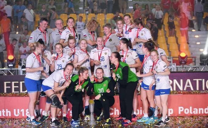2018.08.19 Kielce Pilka reczna Mlodziezowe Mistrzostwa Swiata w Pilce Recznej Kobiet do lat 18 Final Wegry - Rosja N z Radosc wygrana 1 miejsce mistrzostwo swiata mistrzynie swiata Rosja podium puchar winner Foto Lukasz Sobala Press Focus 2018.08.19 Kielce Handball IHF Youth U18 Womens World Final Hungary - Russia Radosc wygrana 1 miejsce mistrzostwo swiata mistrzynie swiata Rosja podium puchar winner Credit: Lukasz Sobala Press Focus NEWSPIX.PL --- Newspix.pl  20180819PF_LS735