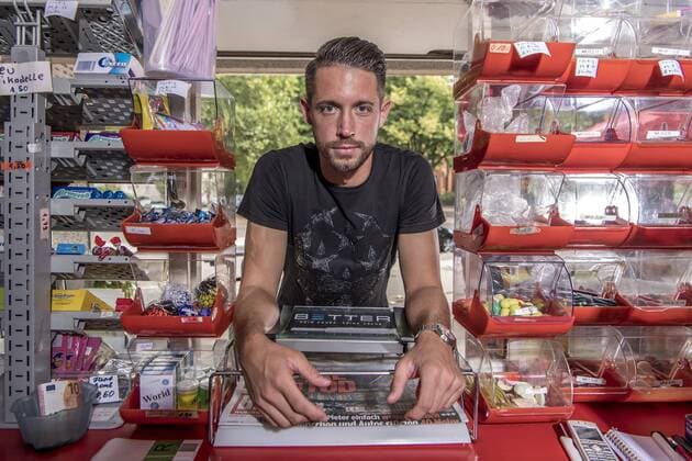 15 08 2018 Football Season 2018 2019 Photo shoot with Mark Uth FC Schalke 04 at a kiosk in Gelsenkirchen Gelsenkirchen Germany