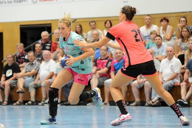 Marija Obradovic TusSies Metzingen 51 against Sladana Pop Lazic Brest Brittany Handball 20 TusSies Metzingen Handball League stage preparation Tournament 20 08 2018 Photo TBaur Eibner TusSies Metzingen vs Brest Brittany Handball Metzingen Copyright: xEIBNER TobiasxBaurx EP_TBR