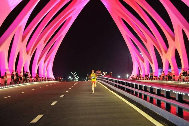 Sport Themen der Woche KW34 Sport Bilder des Tages August 22, 2018 - Qingdao, Qingdao, China - Qingdao, CHINA-The international night marathon is held in Qingdao, east China s Shandong Province. International Night Marathon 2018 Held in Qingdao, China  - ZUMAs145 20180822_zaa_s145_123 Copyright: xYuxFangpingx