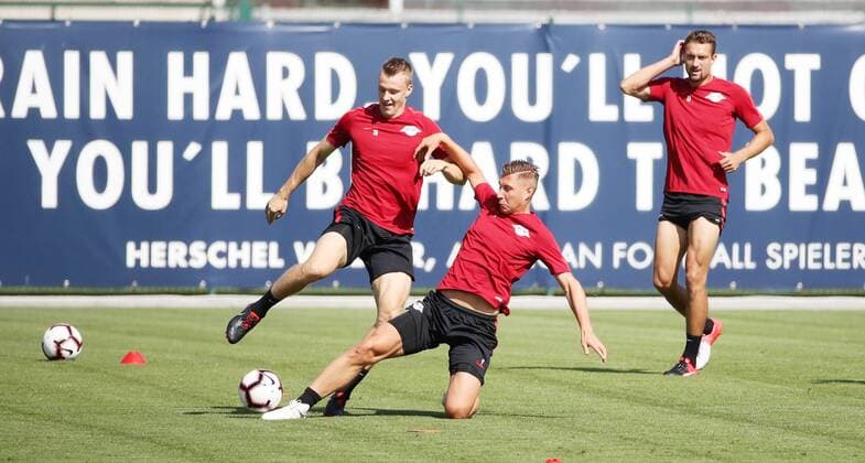 RB Leipzig Training Football Leipzig 22 08 2018 Red Bull Academy Football Rasenballsport Leipzig Training in front of the away game in the Euroleague with Sorja Luhansk In the picture from the left Lukas Klostermann and Willi Orban and Stefan Ilsanker