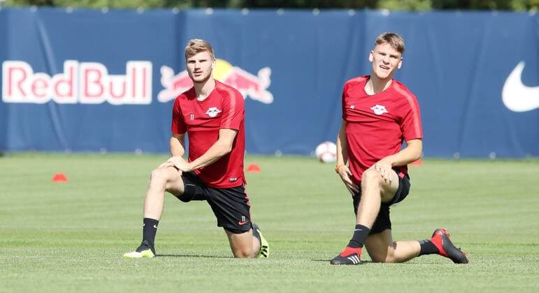 RB Leipzig Training Football Leipzig 22 08 2018 Red Bull Academy Football Rasenballsport Leipzig Training in front of the away game in the Euroleague with Sorja Luhansk In the picture from the left Timo Werner and Niclas Stierlin