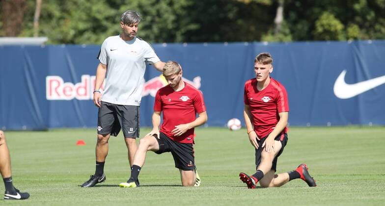 RB Leipzig Training Football Leipzig 22 08 2018 Red Bull Academy Football Rasenballsport Leipzig Training in front of the away game in the Euroleague with Sorja Luhansk In the picture from the left athletic trainer Kai Kraft Timo Werner and Niclas Stierlin