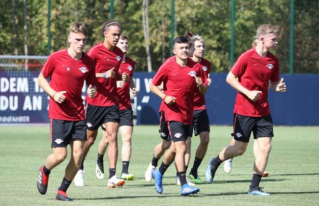 RB Leipzig Training Football Leipzig 22 08 2018 Red Bull Academy Football Rasenballsport Leipzig Training before the away game in the Euroleague at Sorja Luhansk Picture Running with Niclas Stierlin Yussuf Poulsen Timo Werner Oliver Bias U19 Kevin Kampl and Erik Majetschak