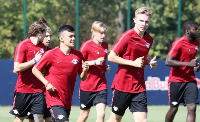 RB Leipzig Training Football Leipzig 22 08 2018 Red Bull Academy Football Rasenballsport Leipzig Training in front of the away game in the Euroleague at Sorja Luhansk Picture Running with Oliver Bias U19 and Erik Majetschak