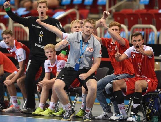 PIXUM Supercup 2018 in Düsseldorf A Jgd Final TuSem Essen Bayer Dormagen 22 08 2018 Team Bench TuSem Essen with coach Lars Brümmer Mitte HM