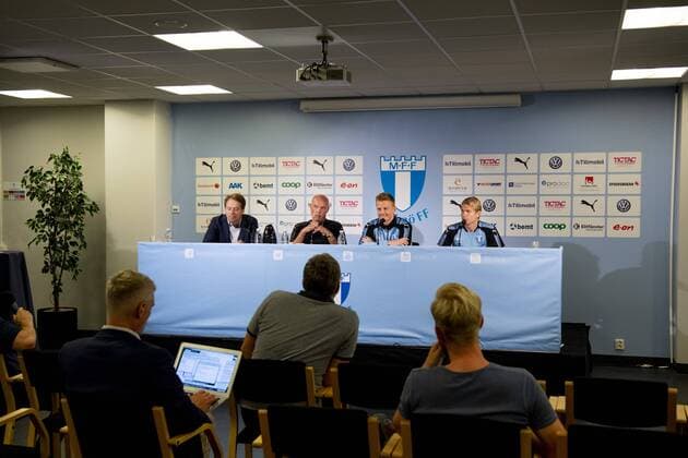 180822 Press officer Peter Hlander head coach Uwe Rösler Anders Christiansen and Oscar Lewicki of Malmö FF during a practice and press conference ahead of the UEFA Europe League qualifying match between Malmö FF and Midtjylland on August 22, 2018 in Malmö Photo Ludvig Thunman BILDBYR N kod LT 35524  Copyright: LUDVIGxTHUNMAN BB180822LT016