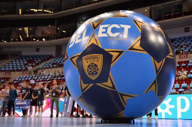 Handball Pixum Super Cup SG Flensburg Handewitt Rhein Neckar Löwen on 22 08 2018 at the ISS Dome in Düsseldorf An oversized Select Handball xTTx