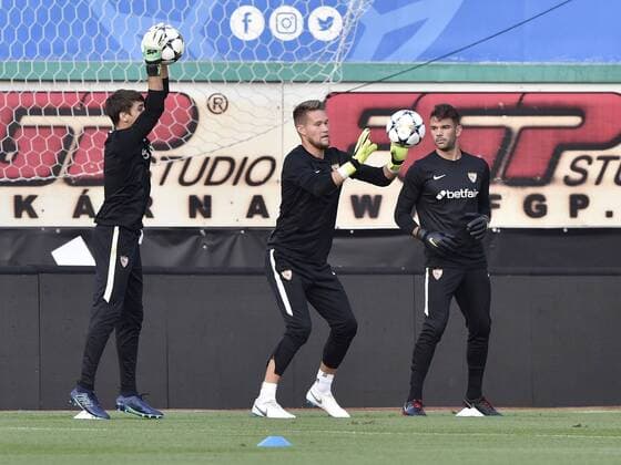 Czech goalkeeper of Sevilla Tomas Vaclik, center, attends the training prior to the European League qualification match SK Sigma Olomouc vs Sevilla in Olomouc, Czech Republic, August 22, 2018. (CTKxPhoto LudekxPerina) CTKPhotoP201808220821501  LPE 016
