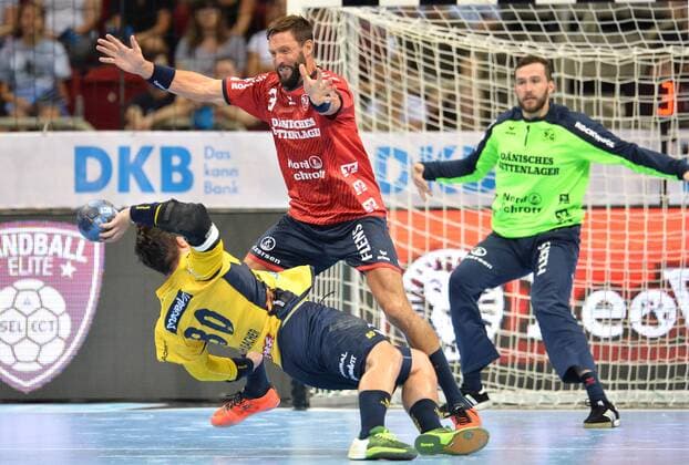 Handball Pixum Super Cup SG Flensburg Handewitt Rhein Neckar Löwen on 22 08 2018 at the ISS Dome in Dusseldorf Jannik Kohlbacher Rhein Neckar Löwen down Tobias Karlsson Flensburg above Benjamin Buric Flensburg behind xTTx