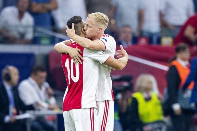 Fußball, CL Quali, Ajax Amsterdam - Dynamo Kiew AMSTERDAM, Netherlands, 22-08-2018, football, season 2018 2019, Champions League Play-offs , Johan Cruijff ArenA , Ajax player Dusan Tadic and Ajax player Donny van de Beek celebrating the 1-0 during the match Ajax - Dynamo Kiev Ajax - Dynamo Kiev  x2413752x