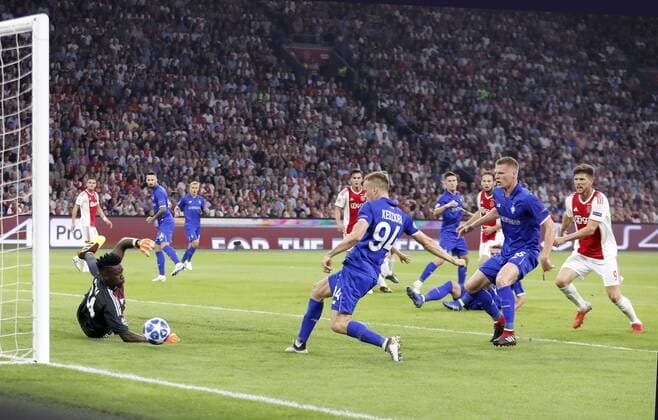 Fußball, CL Quali, Ajax Amsterdam - Dynamo Kiew AMSTERDAM, Netherlands, 22-08-2018, football, season 2018 2019, Champions League Play-offs , Johan Cruijff ArenA , Dynamo Kiev player Tomasz Kedziora scores 1-1 , Ajax-goal keeper Andre Onana concedes the goal during the match Ajax - Dynamo Kiev Ajax - Dynamo Kiev  x2413753x