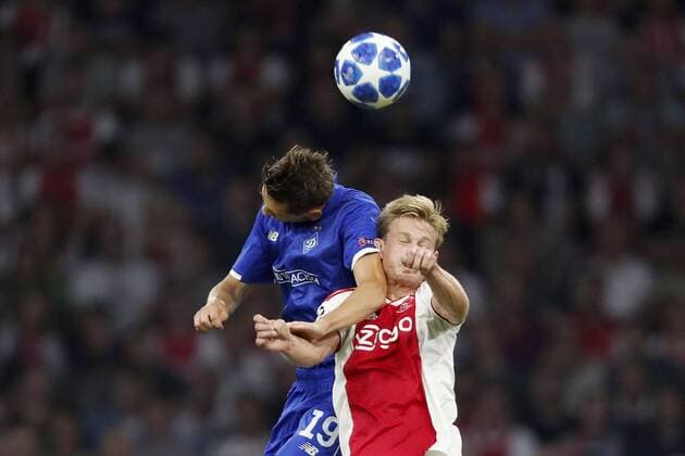(L-R) Denys Garmash of Dynamo Kyiv, Frenkie de Jong of Ajax during the UEFA Champions League play offs round first leg match between Ajax Amsterdam and Dynamo Kyiv at the Johan Cruijff Arena on August 22, 2018 in Amsterdam, The Netherlands UEFA Champions League 2018 2019 xVIxVIxImagesx xMauricexvanxSteenxIVx 11857201