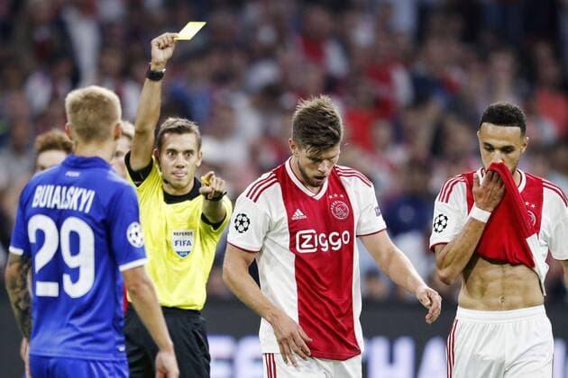 AMSTERDAM, Netherlands, 22-08-2018, football, season 2018 2019, Champions League Play-offs , Johan Cruijff ArenA , Ajax player Klaas Jan Huntelaar (R) receives yellow card during the match Ajax - Dynamo Kiev . Ajax - Dynamo Kiev  x2413827x