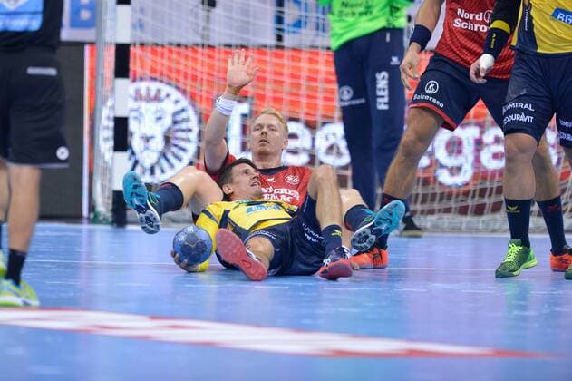 Pixum Cup 1 DKB SG Flensburg Handewitt vs Rhein Neckar Loewen 22 08 2018 ISS Dome Duesseldorf Duesseldorf GER Pixum Cup 1 DKB SG Flensburg Handewitt vs Rhein Neckar Loewen in the picture Jim Gottfridsson SG Flensburg Handewitt 24 at the bottom with ribbons Lipovina Rhein Neckar Löwen 5 nordphotox xFreund nph00018