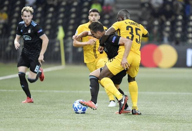 22 08 2018 Bern Soccer Men Season 2018 2019 Champions League Playoff BSC Young Boys Dinamo Zagreb Pictured Mario Gavranovic Zagreb against Sekou Sanogo YB re action duel