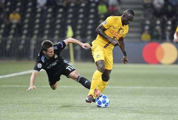 22 08 2018 Bern Football Mens Season 2018 2019 Champions League Playoff BSC Young Boys Dinamo Zagreb Pictured Mario Gavranovic Zagreb vs. Sekou Sanogo YB action duel