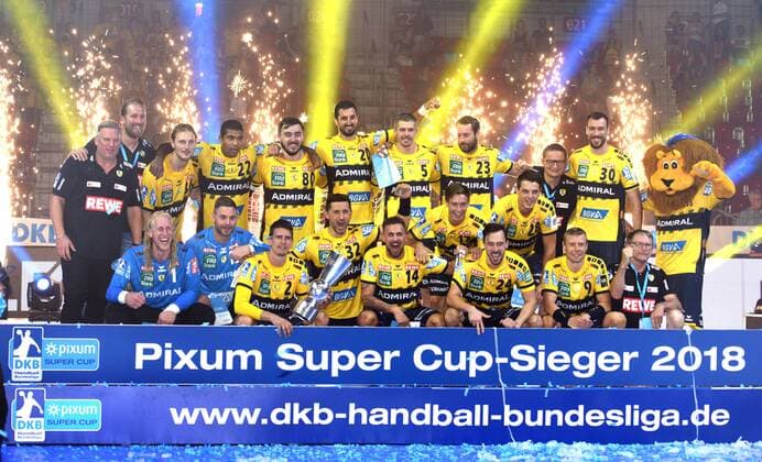 PIXUM Supercup 2018 in Dusseldorf SG Flensburg Handwitt Rhein Neckar Lions 22 08 2018 The victorious team of the Rhein Neckar Löwen with the trophy HM