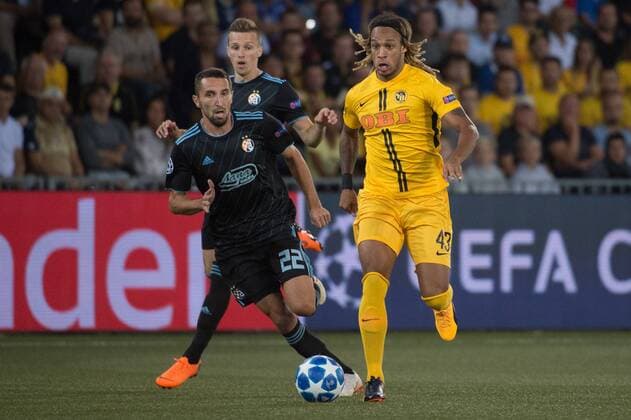 Soccer UCL Play off BSC Young Boys Dinamo Zagreb Berne 22 08 2018 Football Uefa Champions League Play off Season 2018 2019 BSC Young Boys Dinamo Zagreb Kevin Mbabu YB vs. Marin Leovac Dinamo