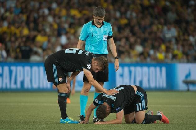 Soccer UCL Play off BSC Young Boys Dinamo Zagreb Berne 22 08 2018 Football Uefa Champions League Play off Season 2018 2019 BSC Young Boys Dinamo Zagreb Mario Gavranovic Dinamo is on the ground following a duel