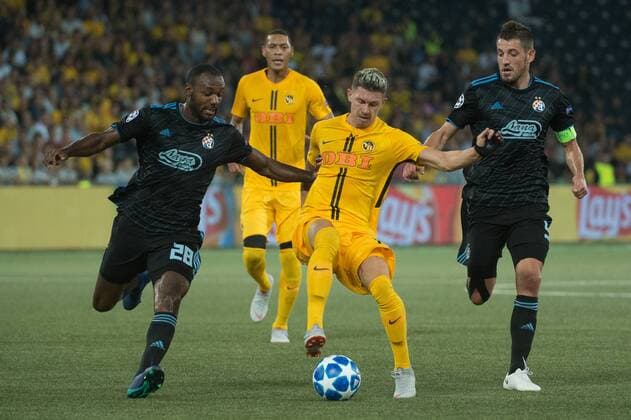 Soccer UCL Play off BSC Young Boys Dinamo Zagreb Berne 22 08 2018 Football Uefa Champions League Play off Season 2018 2019 BSC Young Boys Dinamo Zagreb Kevin Theophile Catherine and Arijan Ademi Dinamo v Christian Fasnacht YB