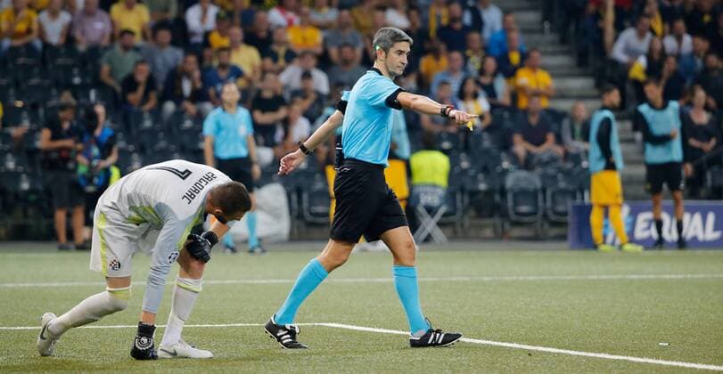 22 08 2018 Stade de Suisse Bern SWITZERLAND Season 2018 2019 Mens Football Champions League Qualification First leg BSC Young Boys Bern Dinamo Zagreb Laser pointer against referee Alberto Undiano Mallenco ESP