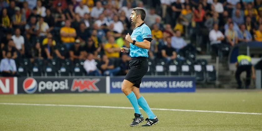 22 08 2018 Stade de Suisse Bern SWITZERLAND Season 2018 2019 Mens Football Champions League Qualification First leg BSC Young Boys Bern Dinamo Zagreb Laser pointer against referee Alberto Undiano Mallenco ESP
