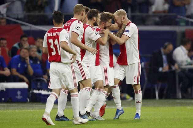 (L-R) Nico Tagliafico of Ajax, Matthijs de Ligt of Ajax, Klaas Jan Huntelaar of Ajax, Daley Blind of Ajax, Lasse Schone of Ajax, Donny van de Beek of Ajax during the UEFA Champions League play offs round first leg match between Ajax Amsterdam and Dynamo Kyiv at the Johan Cruijff Arena on August 22, 2018 in Amsterdam, The Netherlands UEFA Champions League 2018 2019 xVIxVIxImagesx xMauricexvanxSteenxIVx 11857910