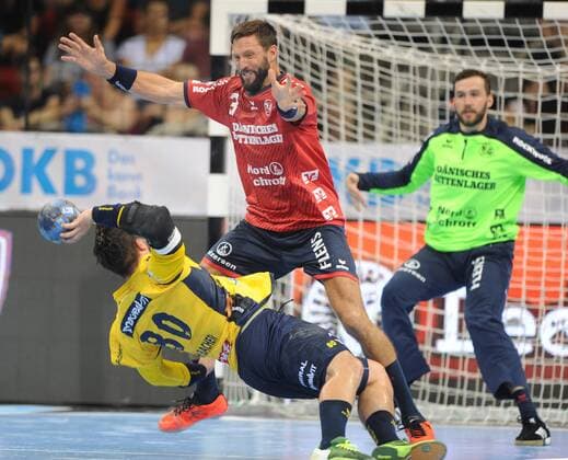 PIXUM Supercup 2018 in Dusseldorf SG Flensburg Handwitt Rhein Neckar Lions 22 08 2018 Jannik Kohlbacher Rhein Neckar Lions at the throw Tobias Karlsson Flensburg tries to fend off HM