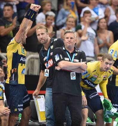 PIXUM Supercup 2018 in Dusseldorf SG Flensburg Handwitt Rhine Neckar Lions 22 08 2018 Crew Bank Rhein Neckar Lions middle Coach Nikolaj Jacobsen Behind the Sporting Director Oliver Roggisch Li rejoices Alexander Petersson HM