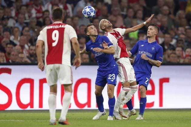 (L-R) Klaas Jan Huntelaar of Ajax, Josip Pivaric of Dynamo Kyiv, Hakim Ziyech of Ajax, Benjamin Verbic of Dynamo Kyiv during the UEFA Champions League play offs round first leg match between Ajax Amsterdam and Dynamo Kyiv at the Johan Cruijff Arena on August 22, 2018 in Amsterdam, The Netherlands UEFA Champions League 2018 2019 xVIxVIxImagesx xMauricexvanxSteenxIVx 11858251