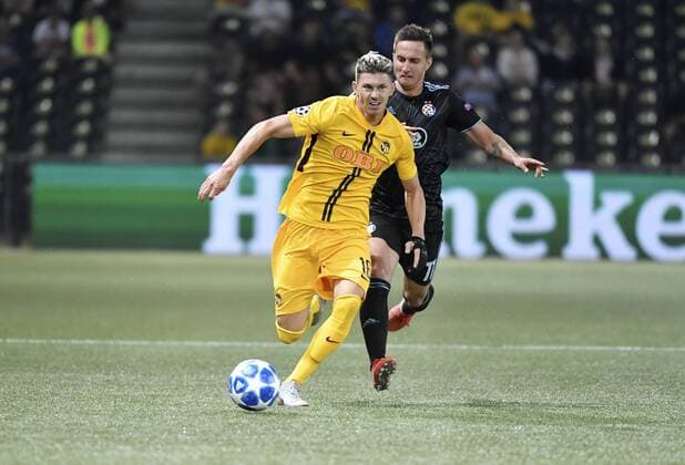 22 08 2018 Bern Football Mens Season 2018 2019 Champions League Play-Off BSC Young Boys Dinamo Zagreb Pictured Mario Gavranovic Zagreb vs. Christian Fassnacht YB li action duel