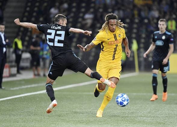 22 08 2018 Bern Football Mens Season 2018 2019 Champions League Playoff BSC Young Boys Dinamo Zagreb Pictured Kevin Mbabu YB left 22 Marin Leovac Zagreb action duel