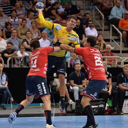 Handball Pixum Super Cup SG Flensburg Handewitt Rhein Neckar Löwen on 22 08 2018 at the ISS Dome in Dusseldorf Hampus Wanne Flensburg left Andy Schmid Rhein Neckar Löwen middle Rasmus Lauge Flensburg right xTTx