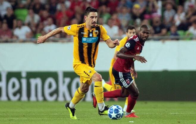 22.08.2018 Budapest(Hungary) FC Vidi-FC AEK Athens play off champions league men s football Andre Simoes(L) FC AEK Athens, Paulo Vinicius(R) FC Vidi : 