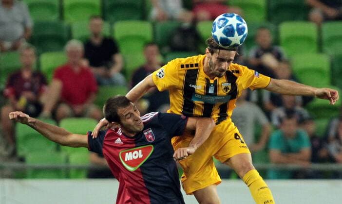 22.08.2018 Budapest(Hungary) FC Vidi-FC AEK Athens play off champions league men s football Marios Oikonomou(r)FC AEK Athens, Marko Scepovic(L) FC Vidi : 