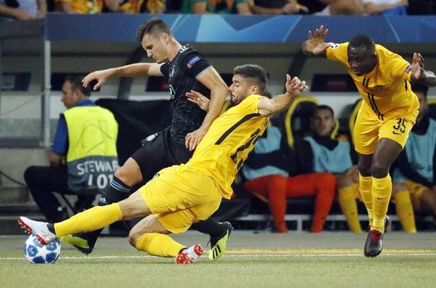 (180823) -- BERN, Aug. 23, 2018 -- Amer Gojak (front L) of Dinamo Zagreb competes during the first leg match of UEFA Champions League play-offs between Young Boys and Dinamo Zagreb at the Stade de Suisse in Bern, Switzerland, Aug. 22, 2018. The match ended in a 1-1 draw. ) (SP)SWITZERLAND-BERN-UEFA CHAMPIONS LEAGUE PLAY-OFF-YOUNG BOYS VS DINAMO ZAGREB RubenxSprich 