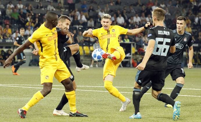 (180823) -- BERN, Aug. 23, 2018 -- Christian Fassnacht (C) of Young Boys competes during the first leg match of UEFA Champions League play-offs between Young Boys and Dinamo Zagreb at the Stade de Suisse in Bern, Switzerland, Aug. 22, 2018. The match ended in a 1-1 draw. ) (SP)SWITZERLAND-BERN-UEFA CHAMPIONS LEAGUE PLAY-OFF-YOUNG BOYS VS DINAMO ZAGREB RubenxSprich 