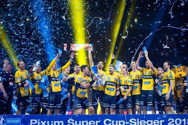 The team of Rhein Neckar Löwen at the award ceremony SG Flensburg Handewitt vs Rhein Neckar Löwen Handball Pixum Super Cup 22 08 18 Dusseldorf NRW Germany ISS Dome Copyright: xdnet_nszx