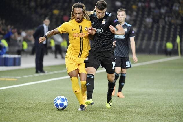 22 08 2018 Bern Soccer Men Season 2018 2019 Champions League Playoff BSC Young Boys Dinamo Zagreb Pictured Amer Gojak Zagreb against Kevin Mbabu YB li action duel