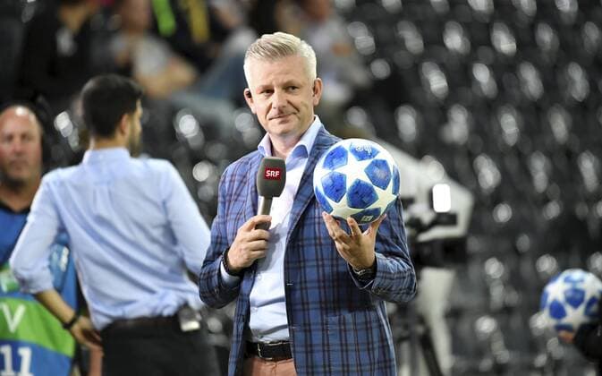 22 08 2018 Bern Soccer Men Season 2018 2019 Champions League Playoff BSC Young Boys Dinamo Zagreb Pictured SRF Reporter Rainer Maria Salzgeber with Spielball action single image