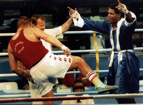(ARKIV) OL 1992, Barcelona. I kaadhed efter sit klare nederlag til Roberto Balado i den Olympiske supersvaervaegtssemifinale sparker danske Brian Nielsen ud efter sin overmand. Brian Nielsen var maaske ikke den bedste danske bokser, men en af de mest populaere. Han optages i Hall of Fame. Det skriver Ritzau, torsdag den 23. august 2018.. , BARCELONA Spanien  Copyright: KELDxNAVNTOFTx cop116 spdk20180823-085156-A