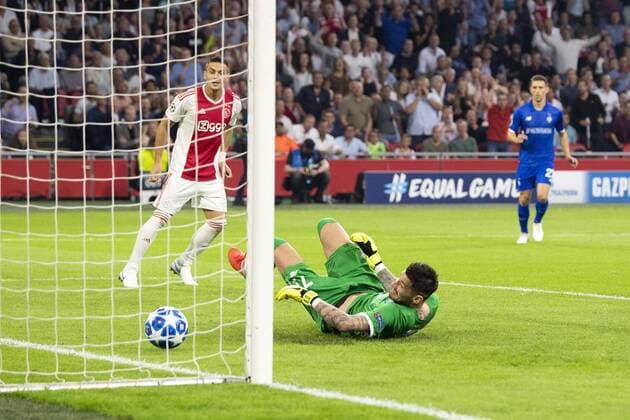 AMSTERDAM, Netherlands, 22-08-2018, football, season 2018 2019, Champions League Play-offs , Johan Cruijff ArenA , Dynamo Kiev keeper Denys Boyko missed the bal and Ajax scores the 1-0 during the match Ajax - Dynamo Kiev . final score 3-1 Ajax - Dynamo Kiev  x2414328x