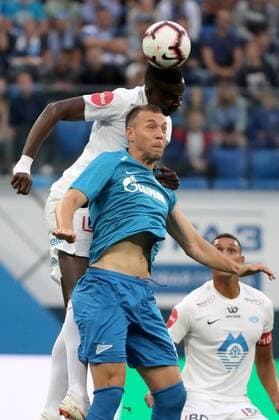 FuÃŸball, EL Quali, Zenit St. Petersburg - Molde FK ST PETERSBURG, RUSSIA â€“ AUGUST 23, 2018: FC Molde s Babacar Sarr (L) and FC Zenit St Petersburg s Artyom Dzyuba jump to head the ball in Leg 1 of their 2018â€“19 UEFA Europa League play-off round football match at Saint Petersburg Stadium. Alexander Demianchuk TASS  TS08DB64